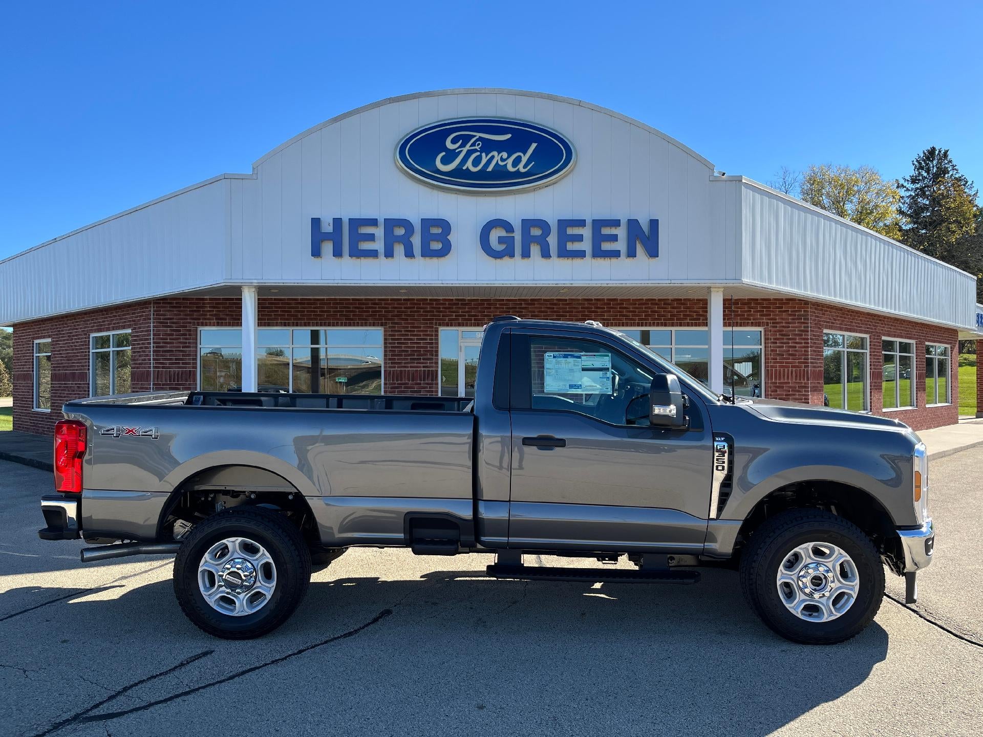 2027 Ford Super Duty F-350 SRW XLT 4WD Reg Cab 8' Box