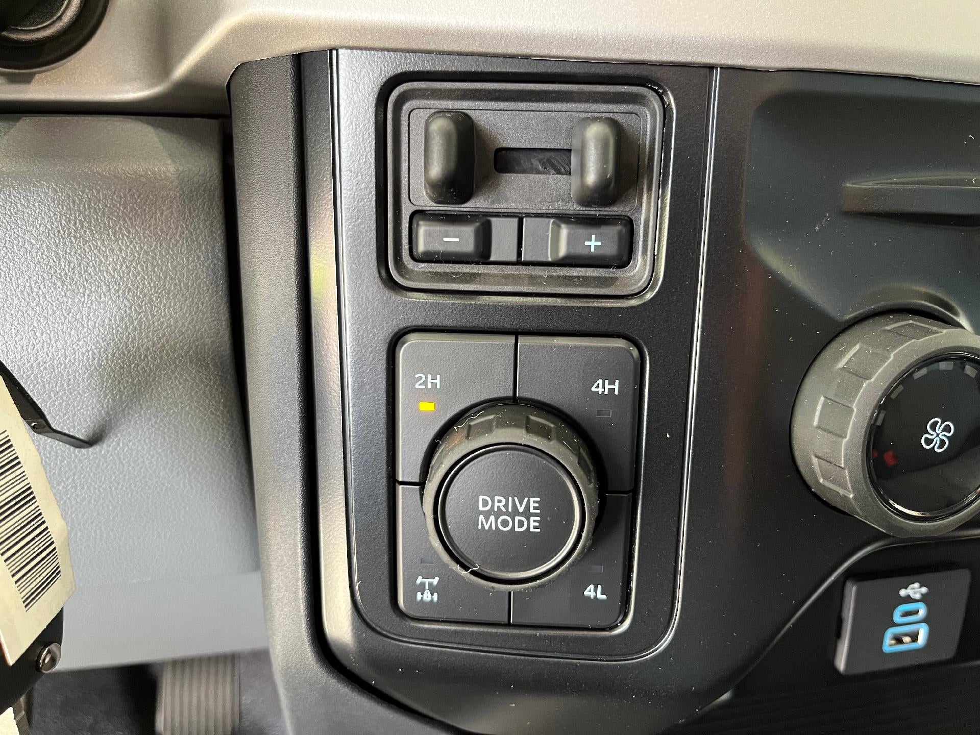 2027 Ford Super Duty F-350 SRW XLT 4WD Reg Cab 8' Box