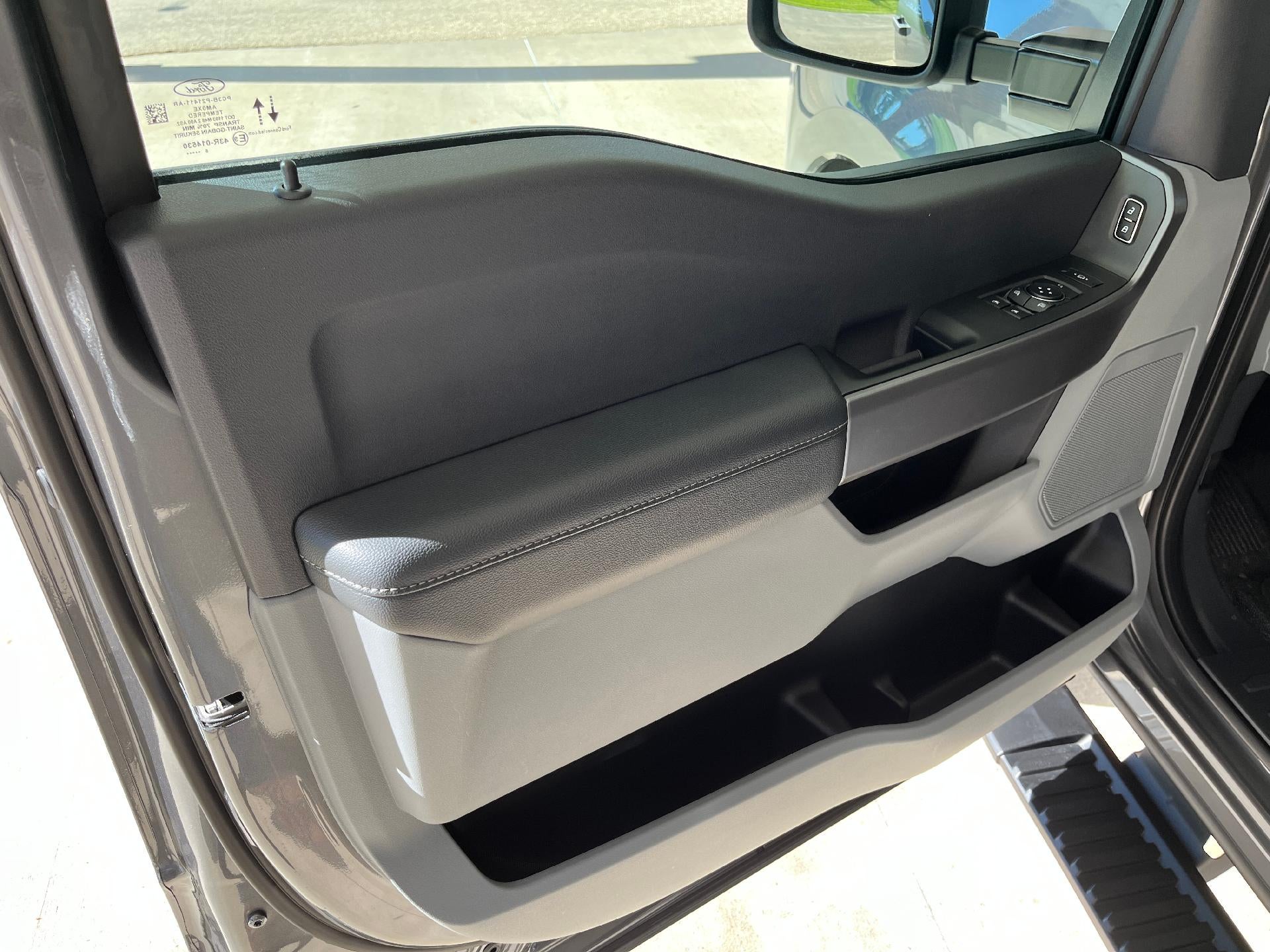 2027 Ford Super Duty F-350 SRW XLT 4WD Reg Cab 8' Box