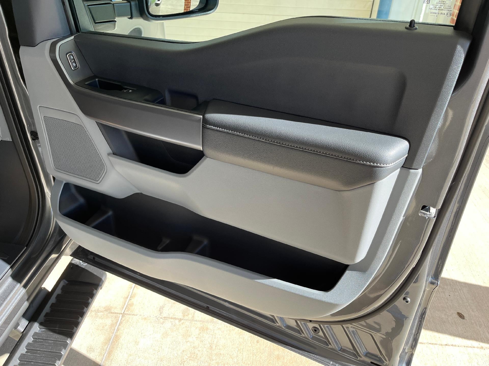 2027 Ford Super Duty F-350 SRW XLT 4WD Reg Cab 8' Box