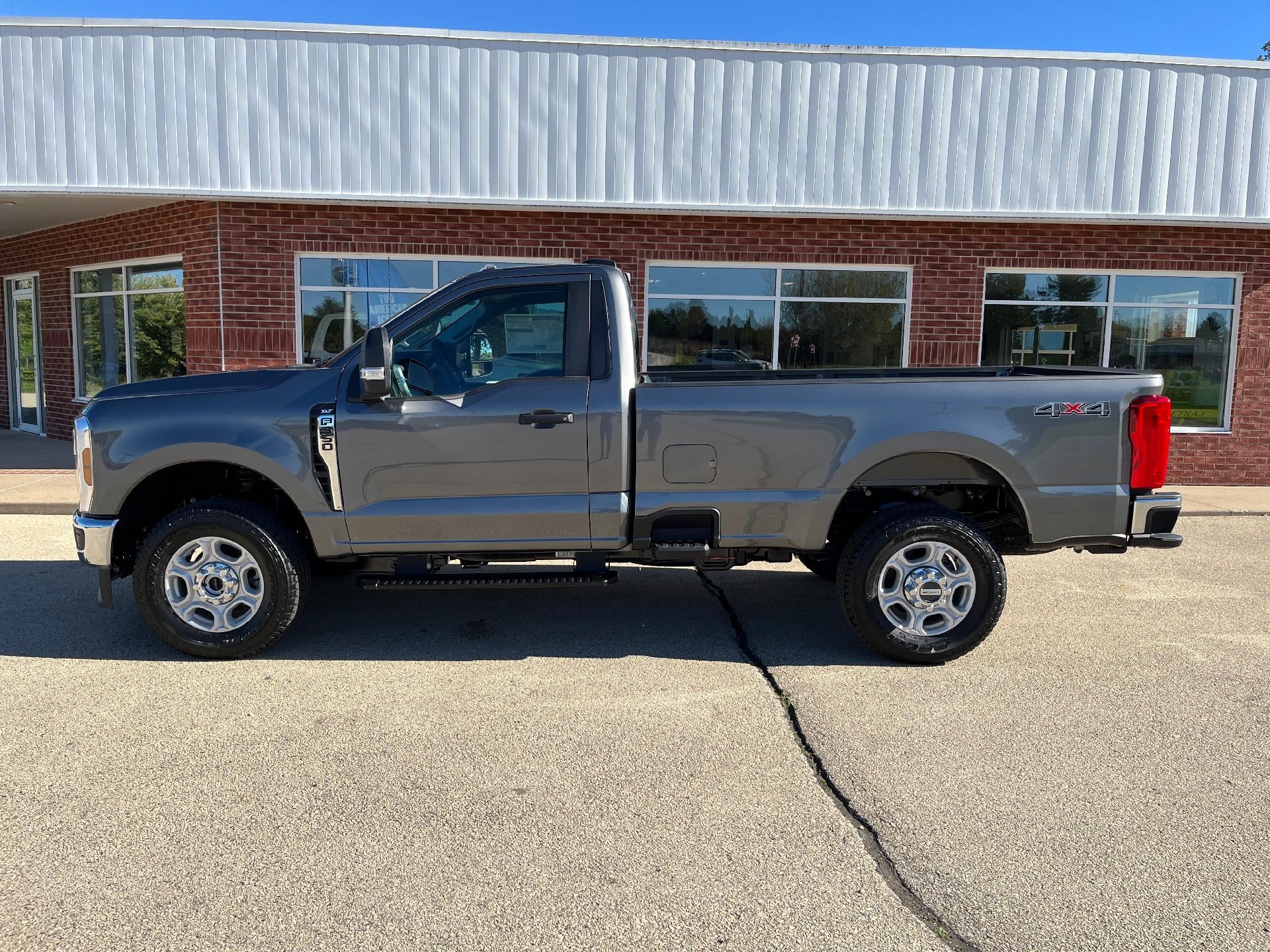 2027 Ford Super Duty F-350 SRW XLT 4WD Reg Cab 8' Box