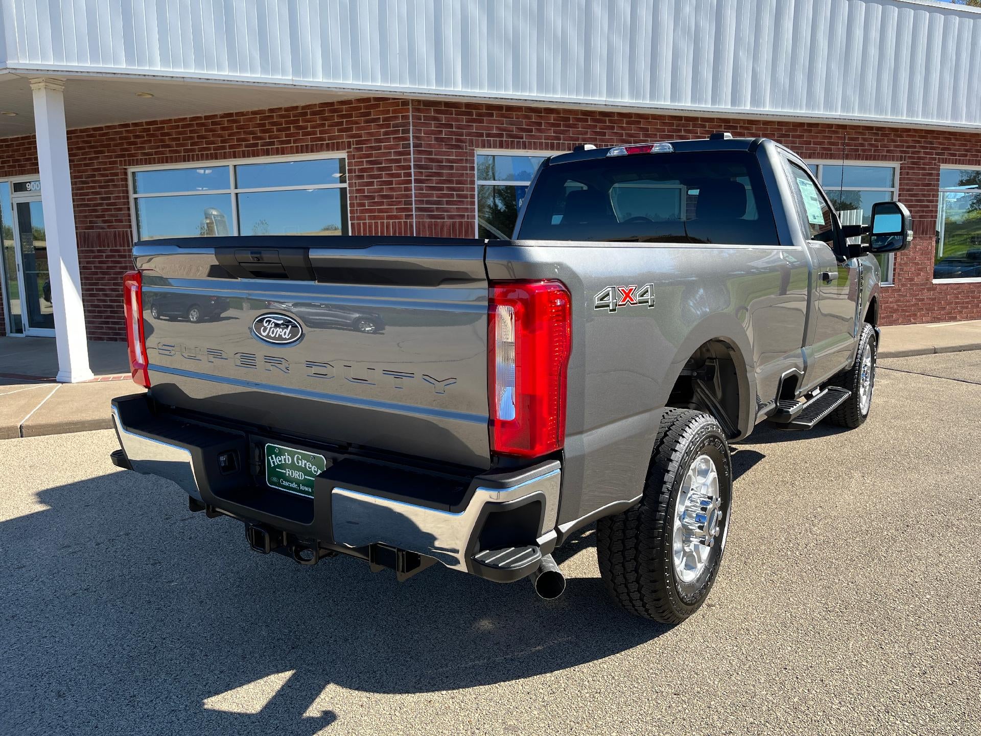 2027 Ford Super Duty F-350 SRW XLT 4WD Reg Cab 8' Box