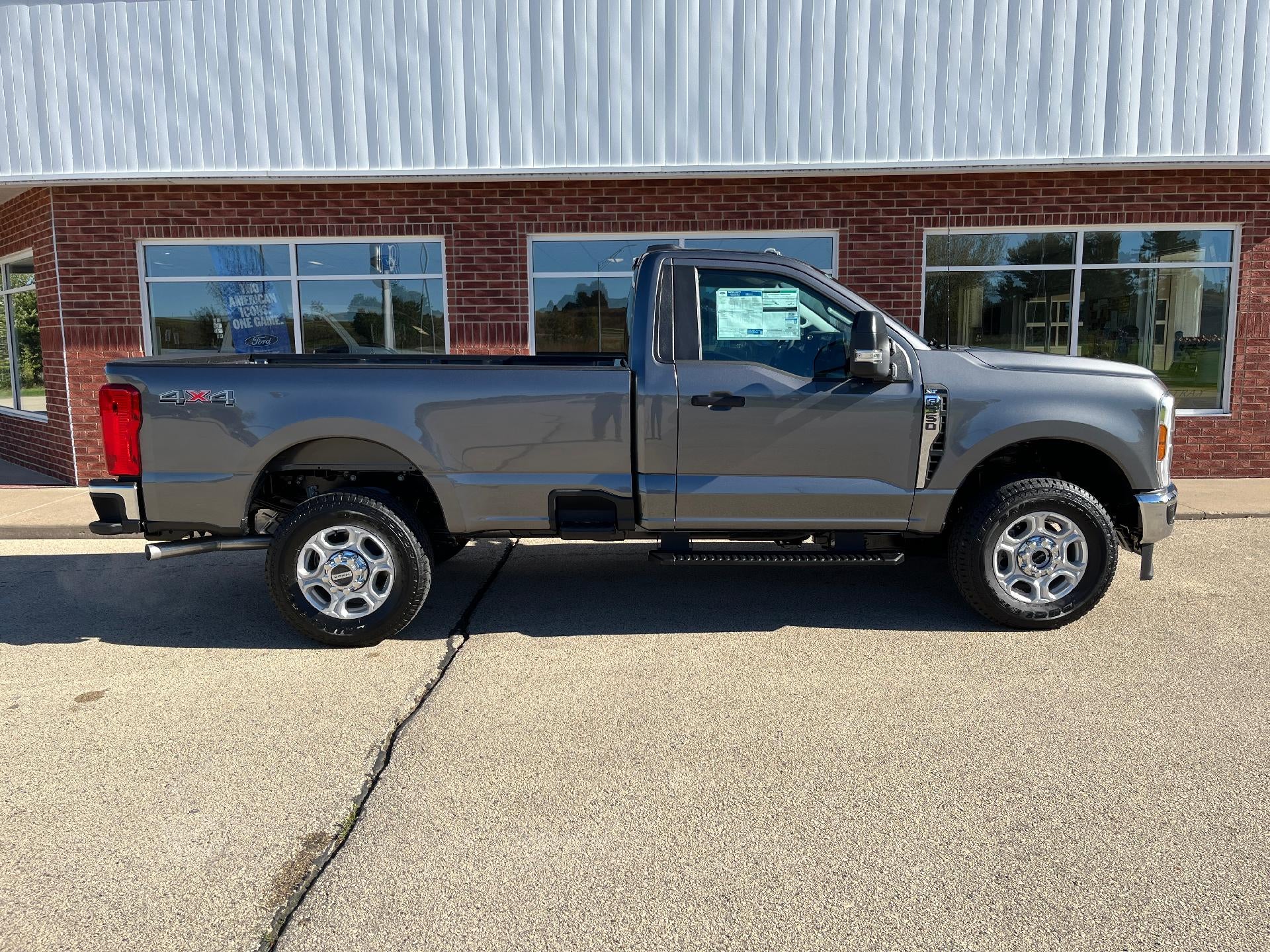 2027 Ford Super Duty F-350 SRW XLT 4WD Reg Cab 8' Box
